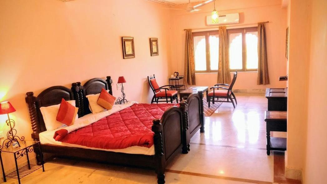 Umaid Palace - Luxury Resort Near Jaipur Close To Bhangarh & Chand Baori Stepwell Abhaneri Dubbi Room photo